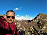 70 Dalla cresta di vetta Corna Camoscera selfie verso Castel Regina